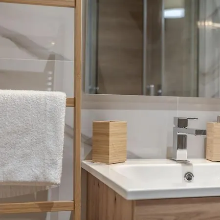 Domus 124, Elegant Comfort With Parking * Rome