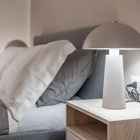 Domus 124, Elegant Comfort With Parking דירה *